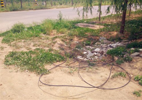 記者前往現(xiàn)場采訪時，落地電纜仍未修正